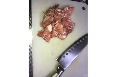 お肉を切ったまな板や包丁